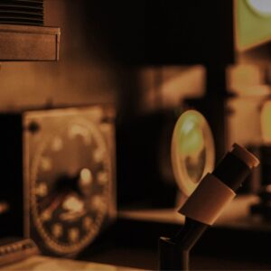 Minuteur de chambre noire et agrandisseur sous la lumière inactinique d'un labo photo argentique