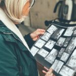 Femme qui examine une planche contact noir et blanc