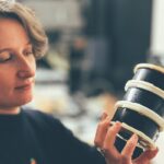 Femme qui tient une cuve de développement de pellicule noir et blanc