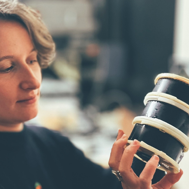 Femme qui tient une cuve de développement de pellicule noir et blanc