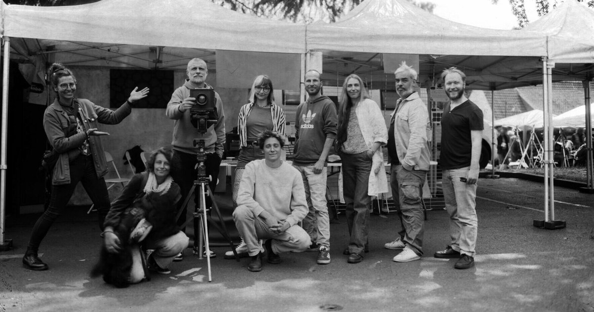 L’équipe de Juste un Labo réunie sous un barnum, autour d’une chambre photographique