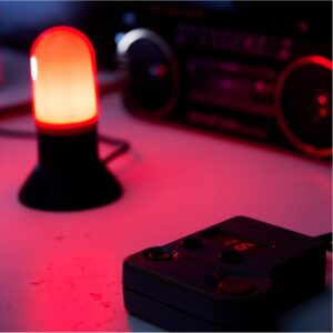 Lampe inactinique rouge et minuteur de tirage sur la paillasse d'une chambre noire