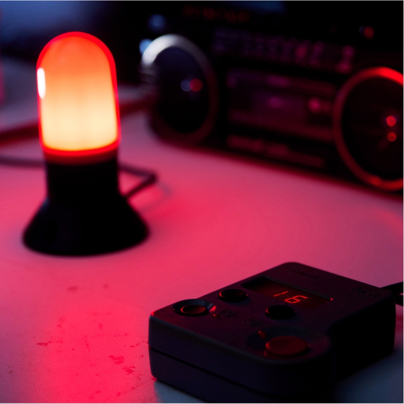Lampe inactinique rouge et minuteur de tirage sur la paillasse d'une chambre noire