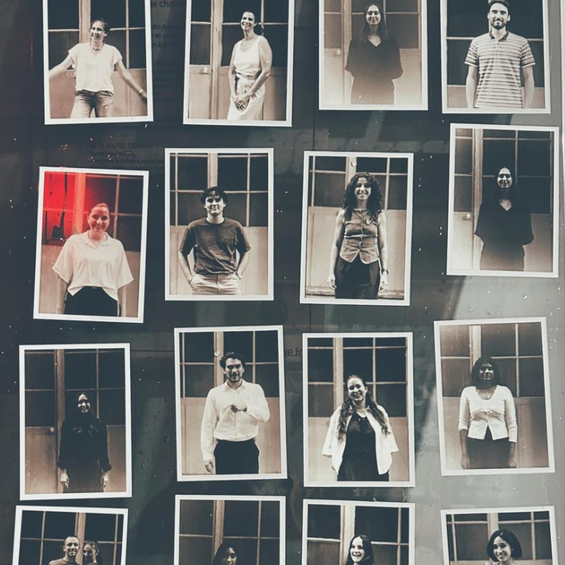 Équipe en teambuilding photo qui découvre ses portraits argentiques au labo