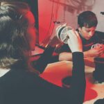 Adolescente et adolescent qui chargent leurs spires de développement au labo
