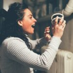 Femme ravie qui découvre sa pellicule à la sortie de la cuve de développement